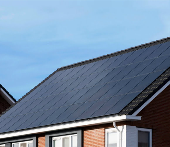 Panneaux photovoltaïques résidentiels installés sur un toit sous le soleil
