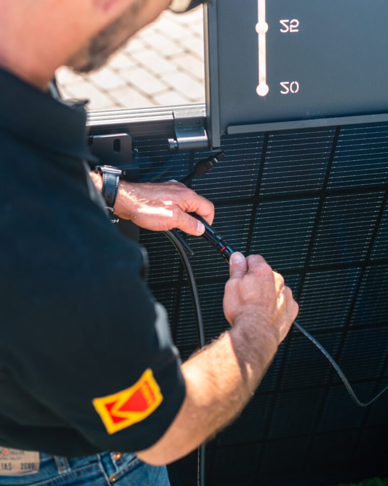 technicien connectant un panneau solaire Kodak 450W Plug & Play