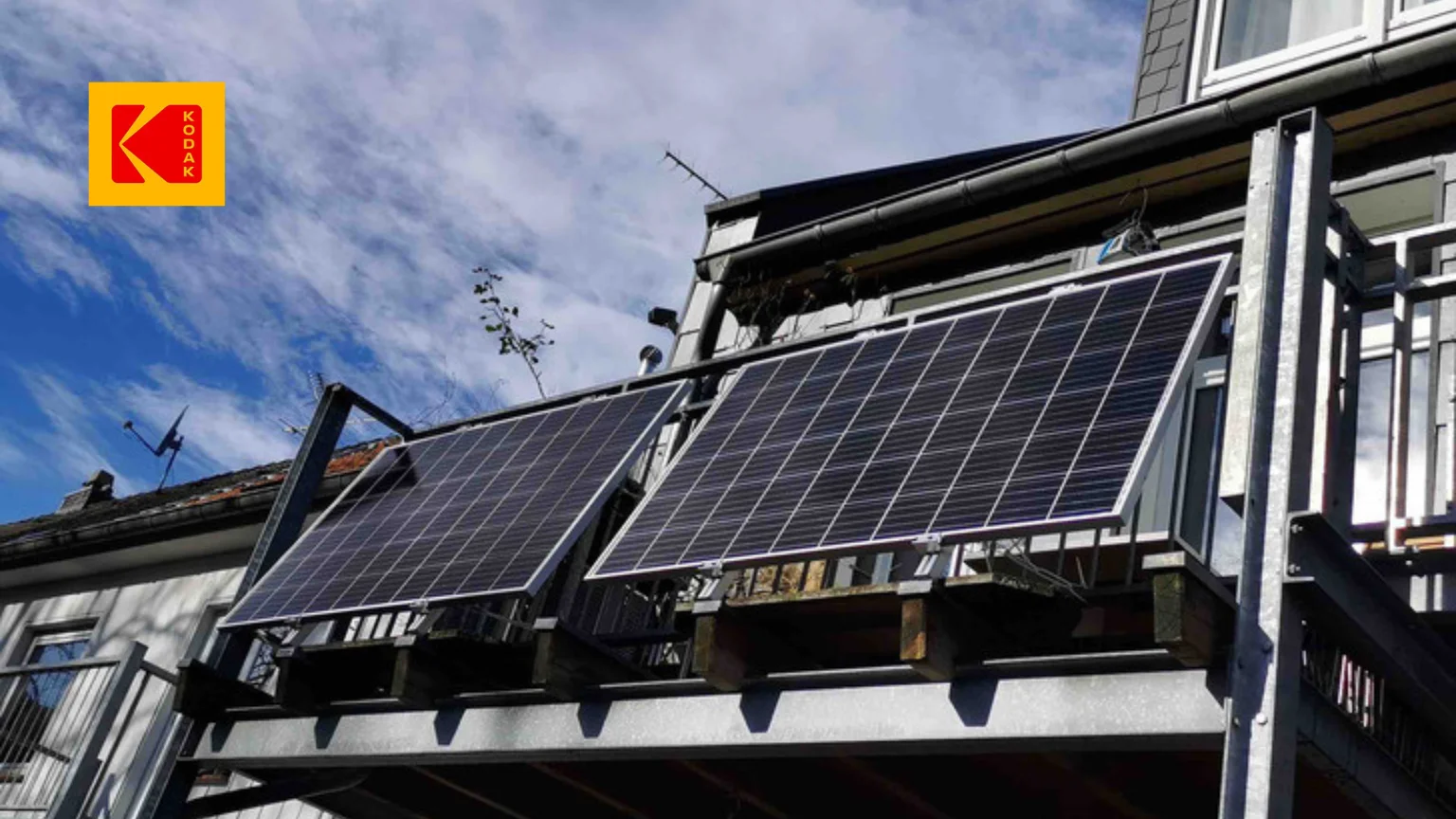 Panneau solaire plug and play noir Kodak sur le balcon d'un appartement.
