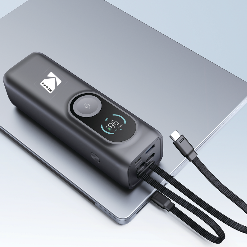 Station solaire portable Kodak Pocket Power 170W chargeant un ordinateur portable via câble USB-C